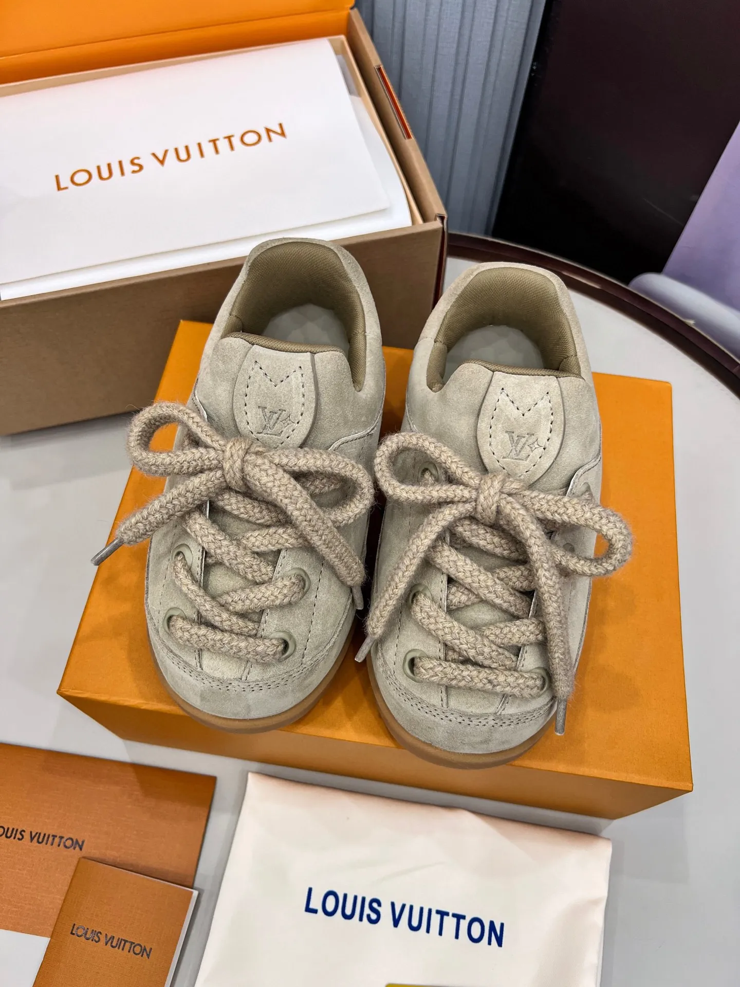 P660. Couple style 🔥 New model on the shelves 🔥 Louis Vuitton 25ss, LV co-branded nigo YETI Jigglypuff is ugly and cute, many Internet celebrities have put it on the show, a classic and versatile item. Fabric: imported cow suede. Lining: High-grade elastic mesh, original molded outsole. Size: women's clothing, 35-41 (customized for women's 41), men's clothing 39-46 (customized for 45-46)